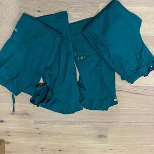 Cherokee workwear and Wonder Flex scrub lot hunters, green size Large